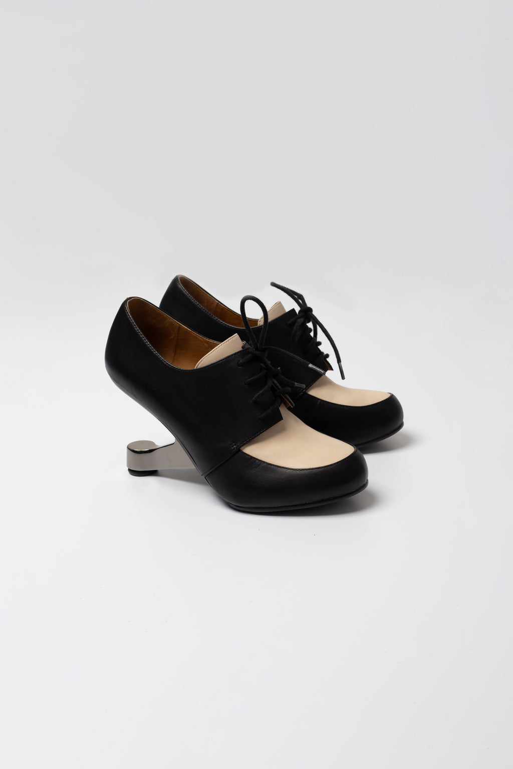 Richelieux à talon sculptural United Nude bicolore noir et beige seconde main