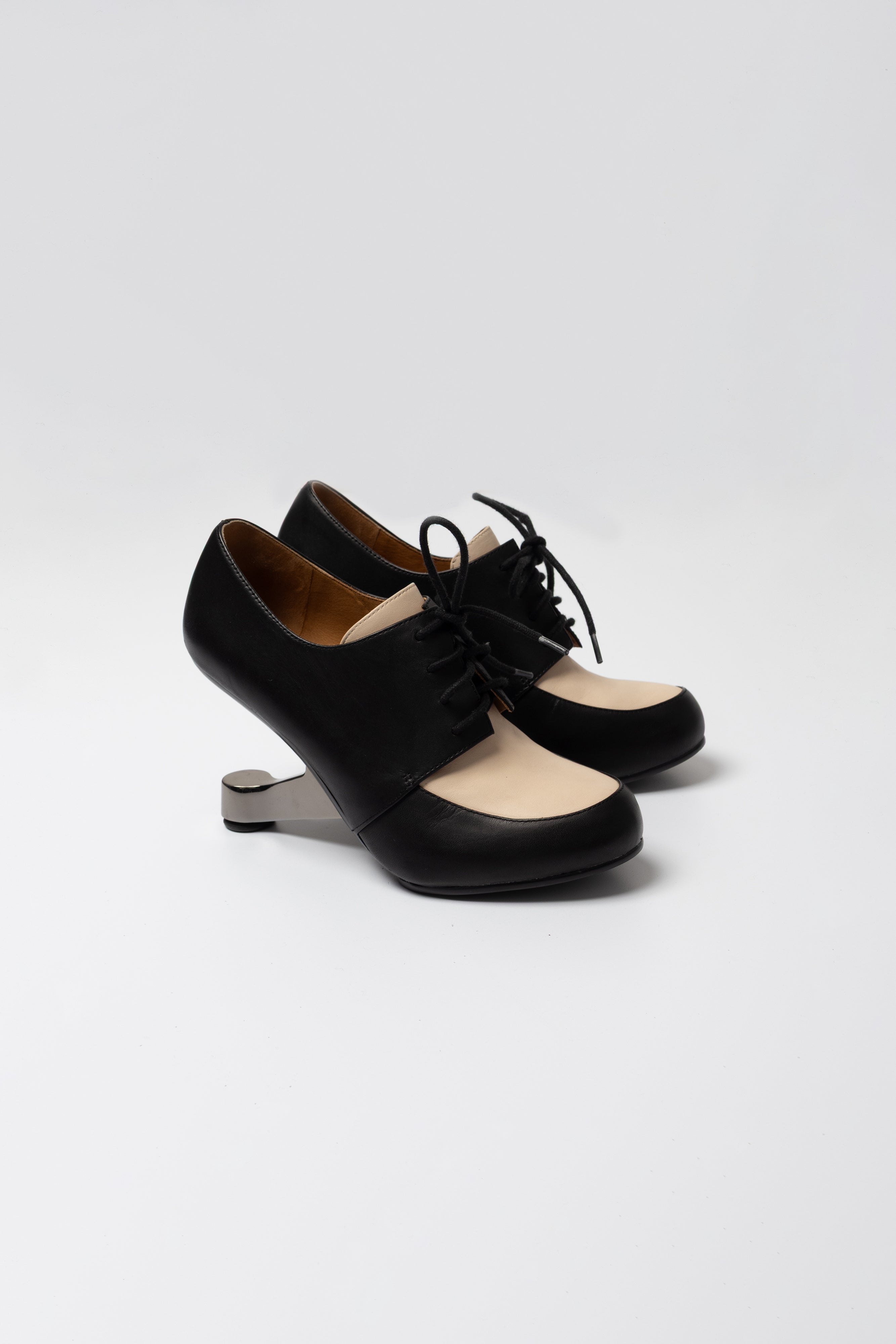 Richelieux à talon sculptural United Nude bicolore noir et beige seconde main