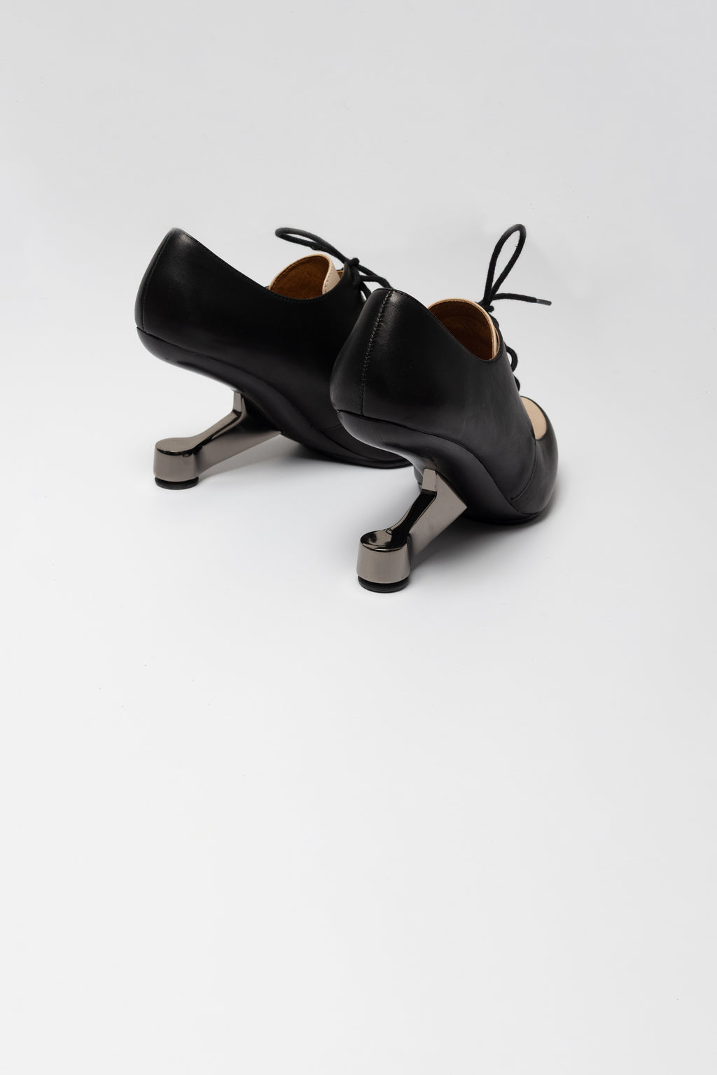 Richelieux à talon sculptural United Nude bicolore noir et beige seconde main 