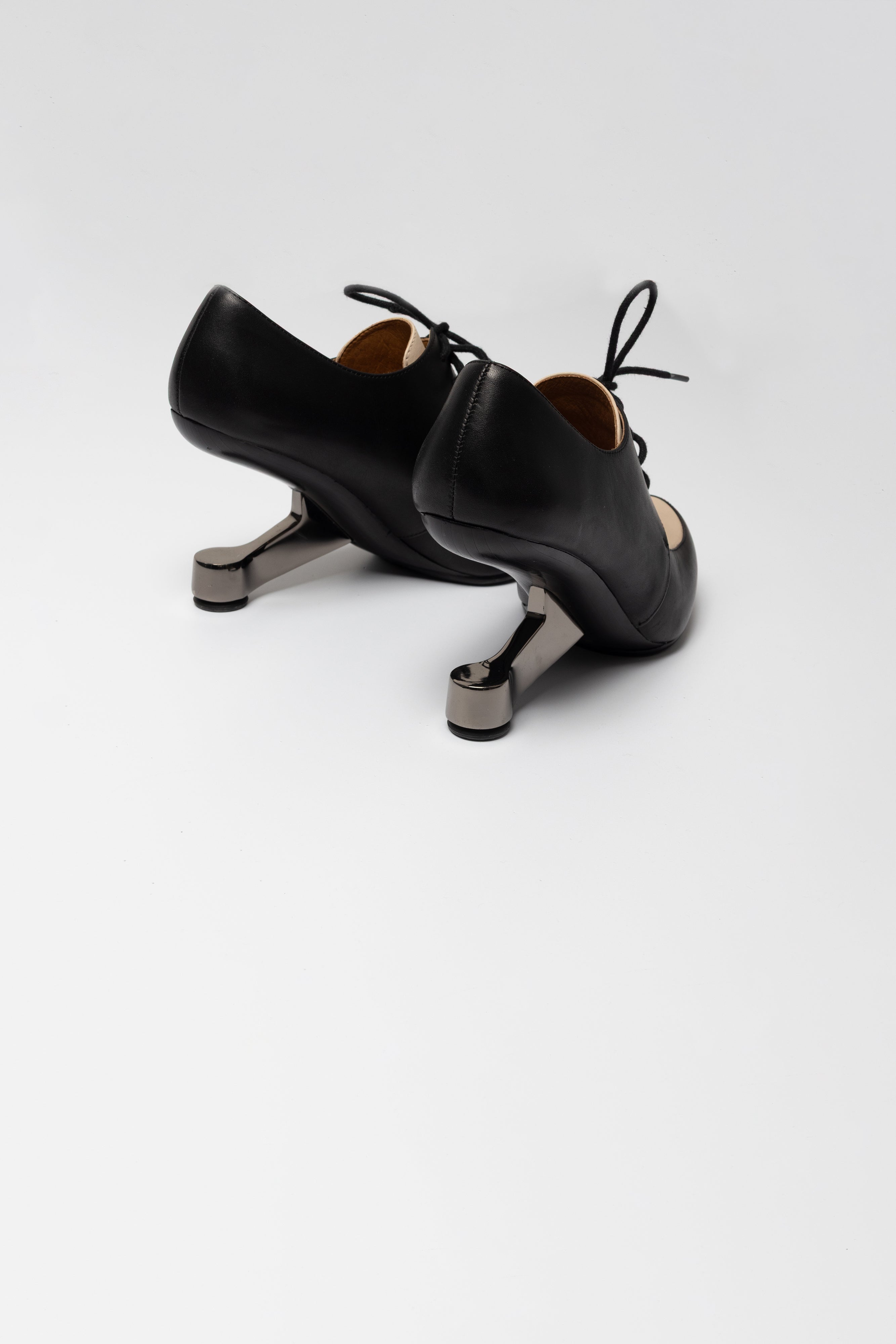 Richelieux à talon sculptural United Nude bicolore noir et beige seconde main 