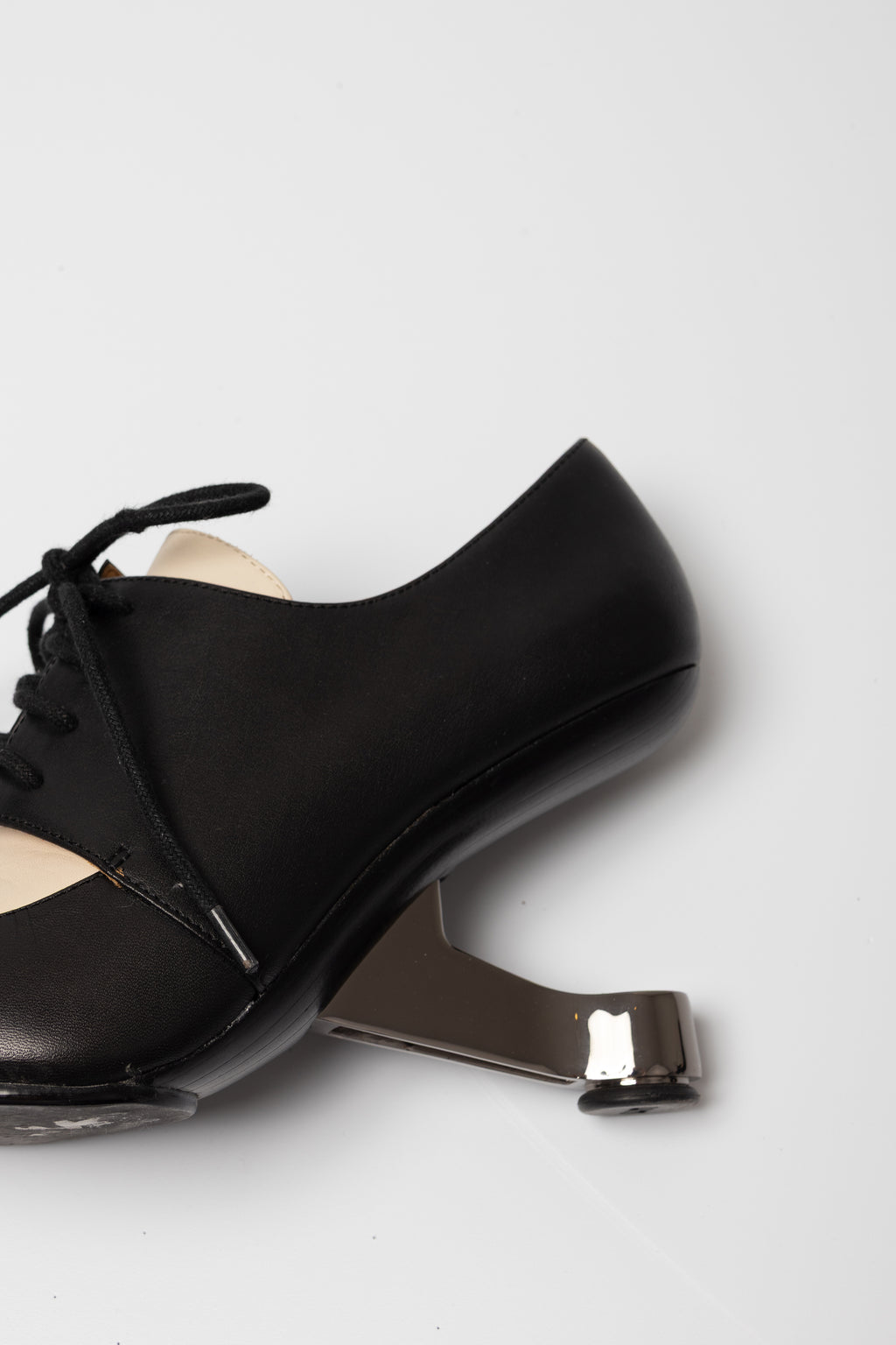 Richelieux à talon sculptural United Nude bicolore noir et beige vintage occasion luxe