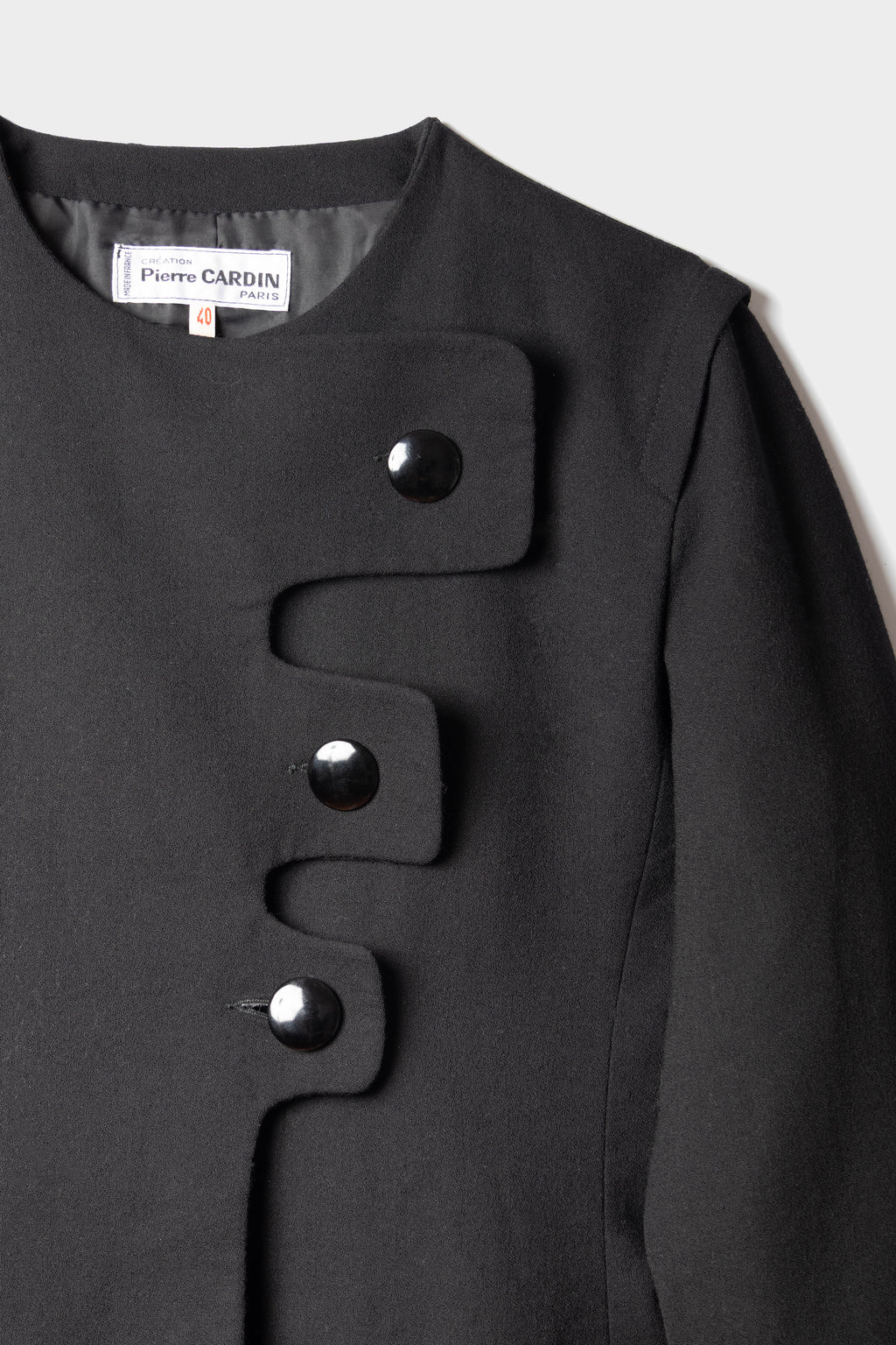 Détail boutons veste asymétrique noire Pierre Cardin - taille 40 - pièce de créateur - seconde main luxe 