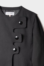 Détail boutons veste asymétrique noire Pierre Cardin - taille 40 - pièce de créateur - seconde main luxe 