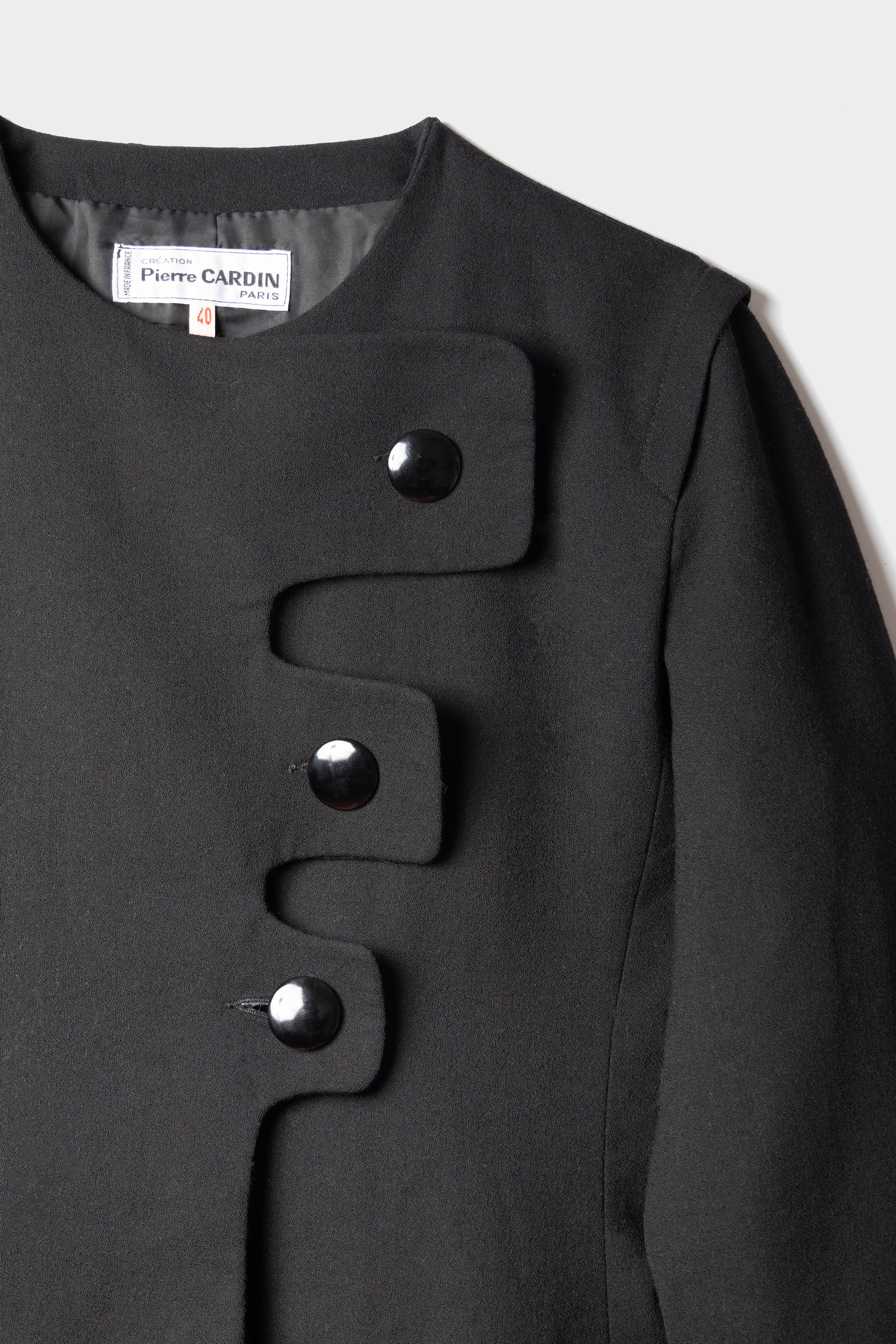 Détail boutons veste asymétrique noire Pierre Cardin - taille 40 - pièce de créateur - seconde main luxe 